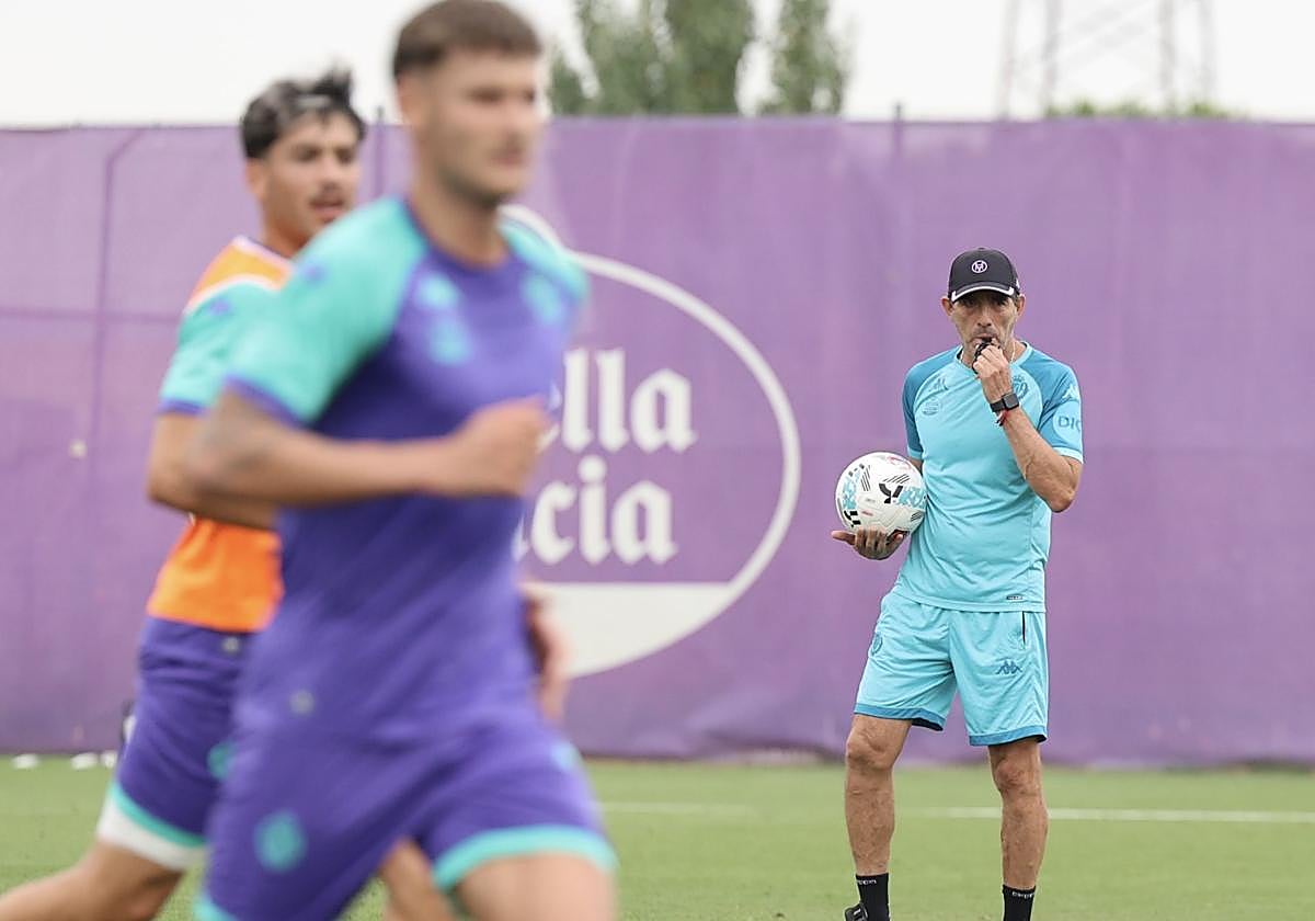 Almada dirige una sesión de entrenamiento en los Anexos.
