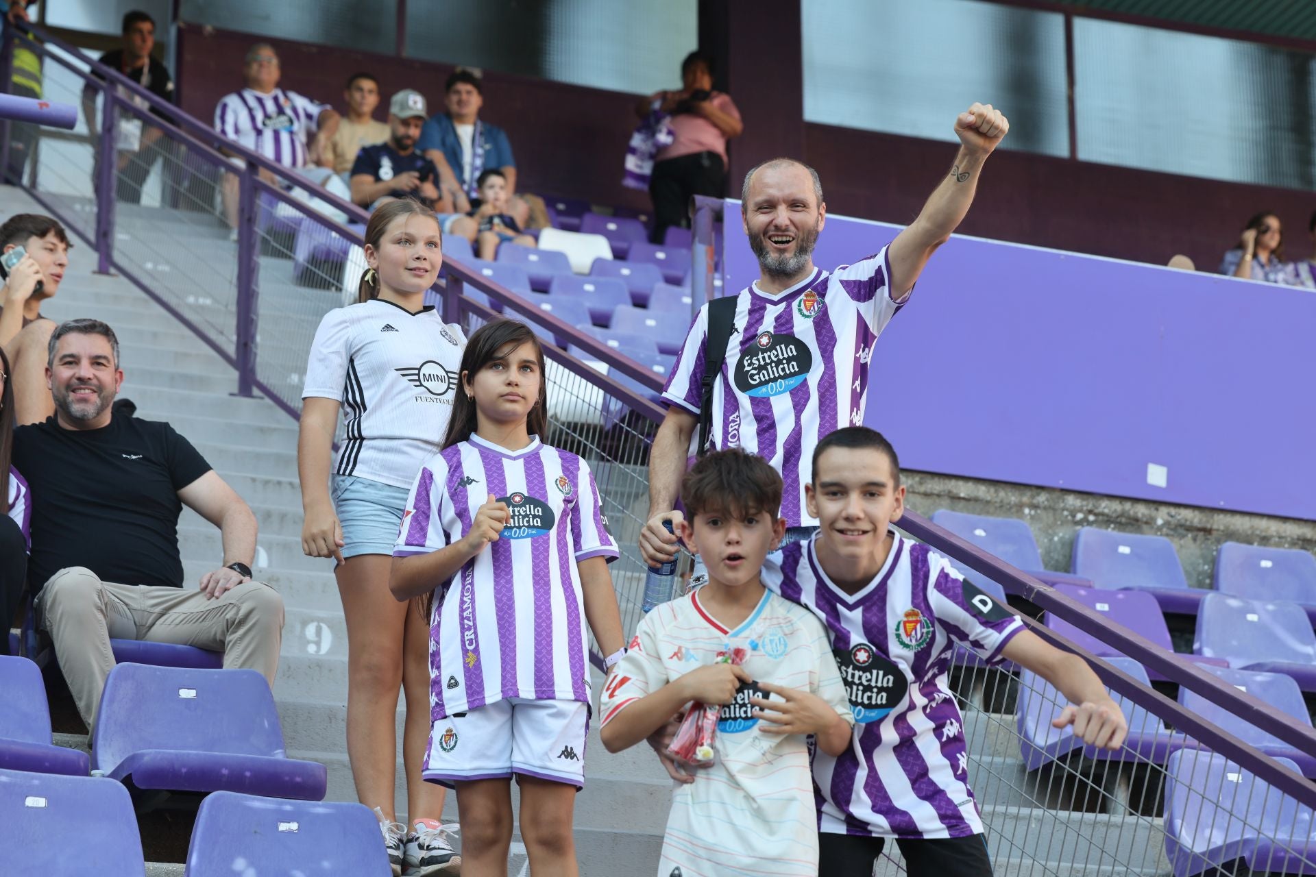 Búscate en la grada del Real Valladolid (3/4)