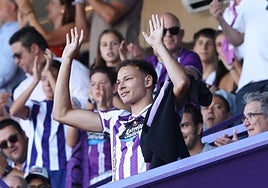 Lachuer saluda al estadio, durante su presentación en el videomarcador de Zorrilla.