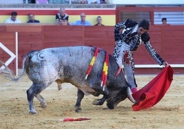 Miguel Ángel Perera torea al natural al cuarto toro de la tarde.