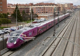Imagen de archivo de un tren de avlo a su paso por Valladolid.