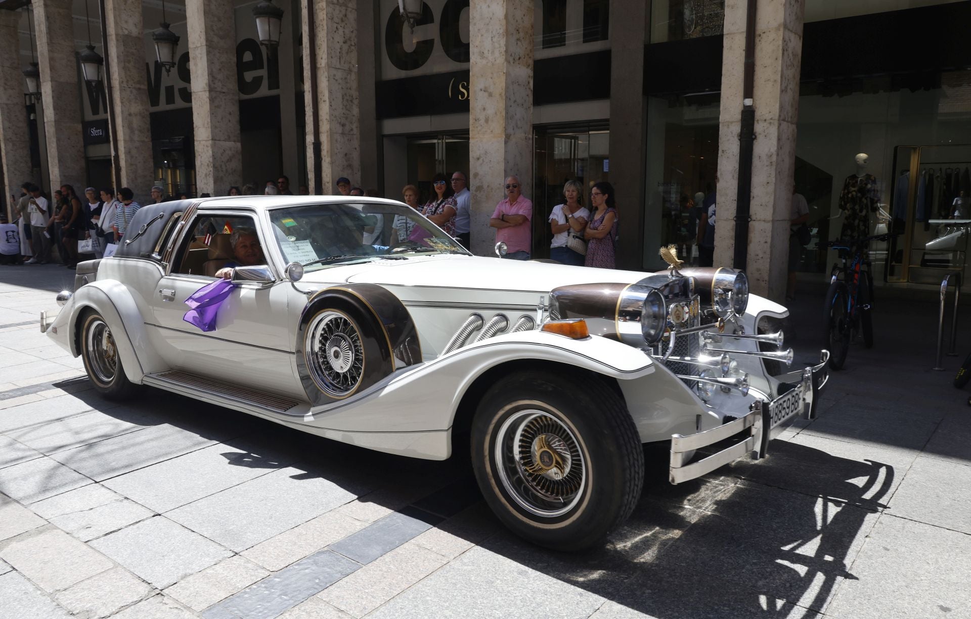 Los coches clásicos inundan las calles de Palencia