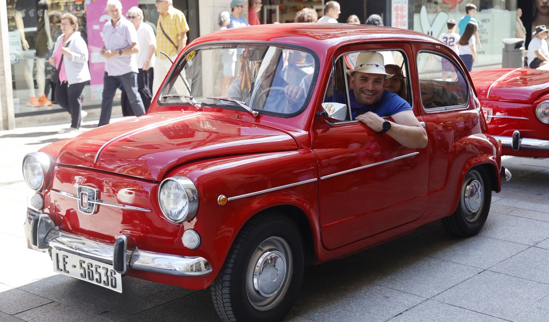 Los coches clásicos inundan las calles de Palencia