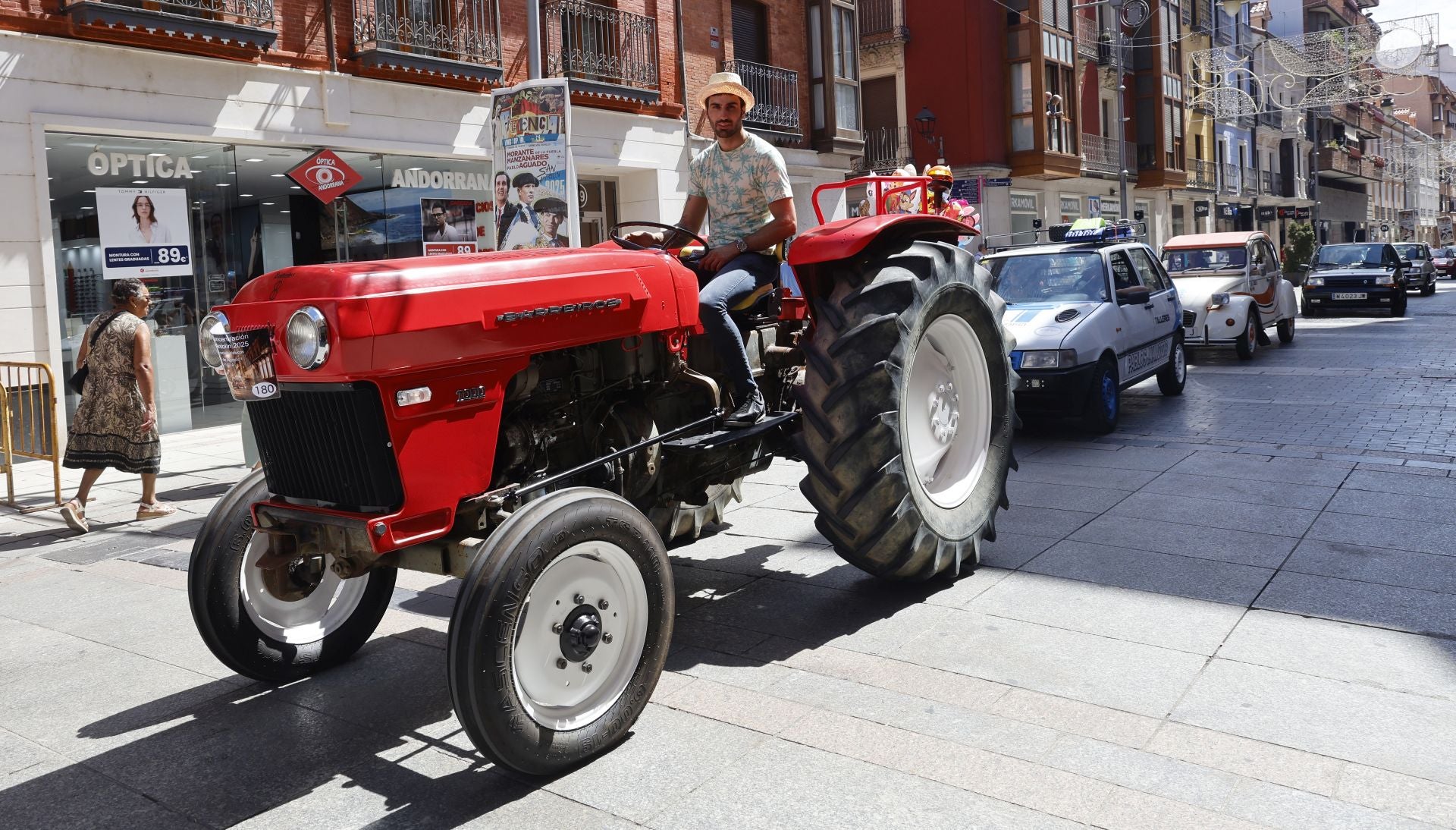 Los coches clásicos inundan las calles de Palencia