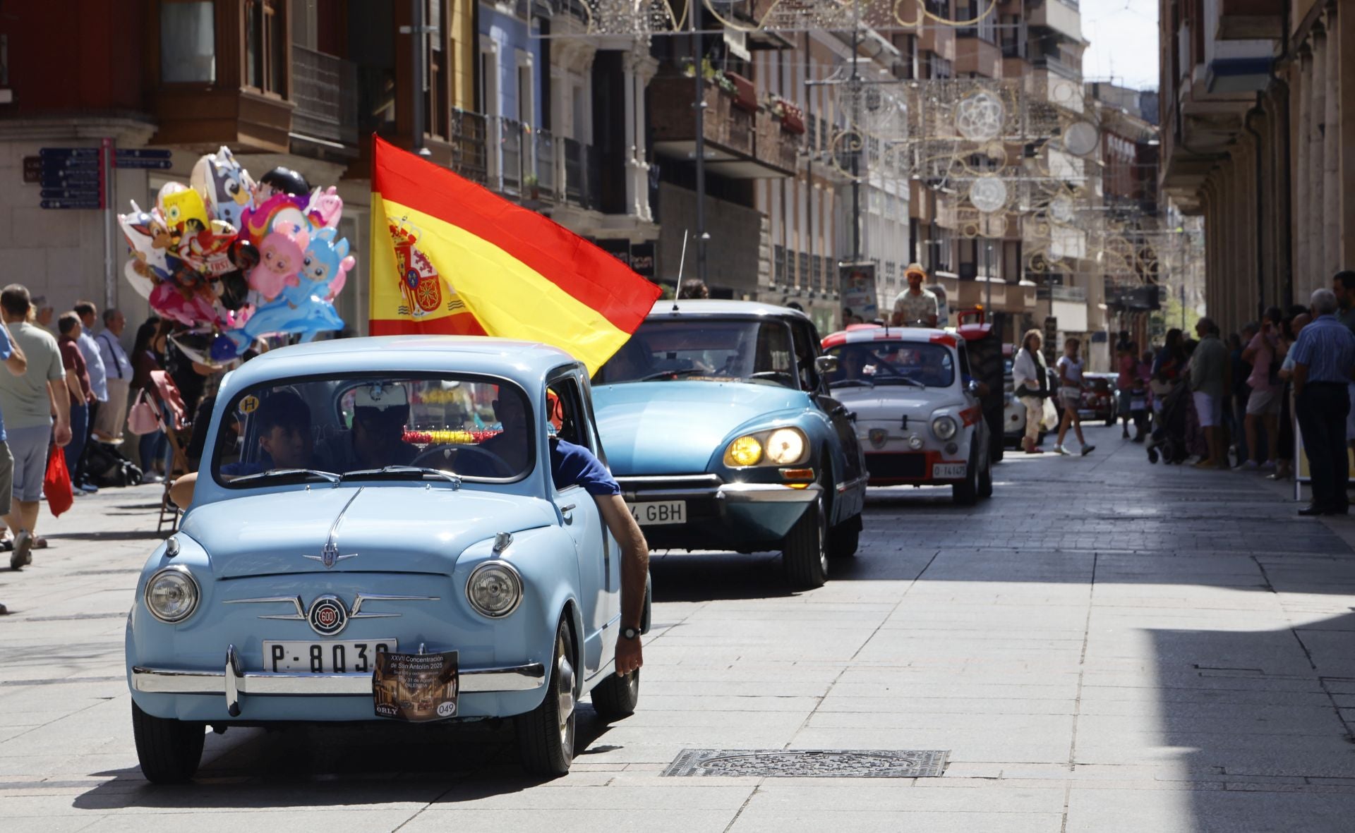 Los coches clásicos inundan las calles de Palencia