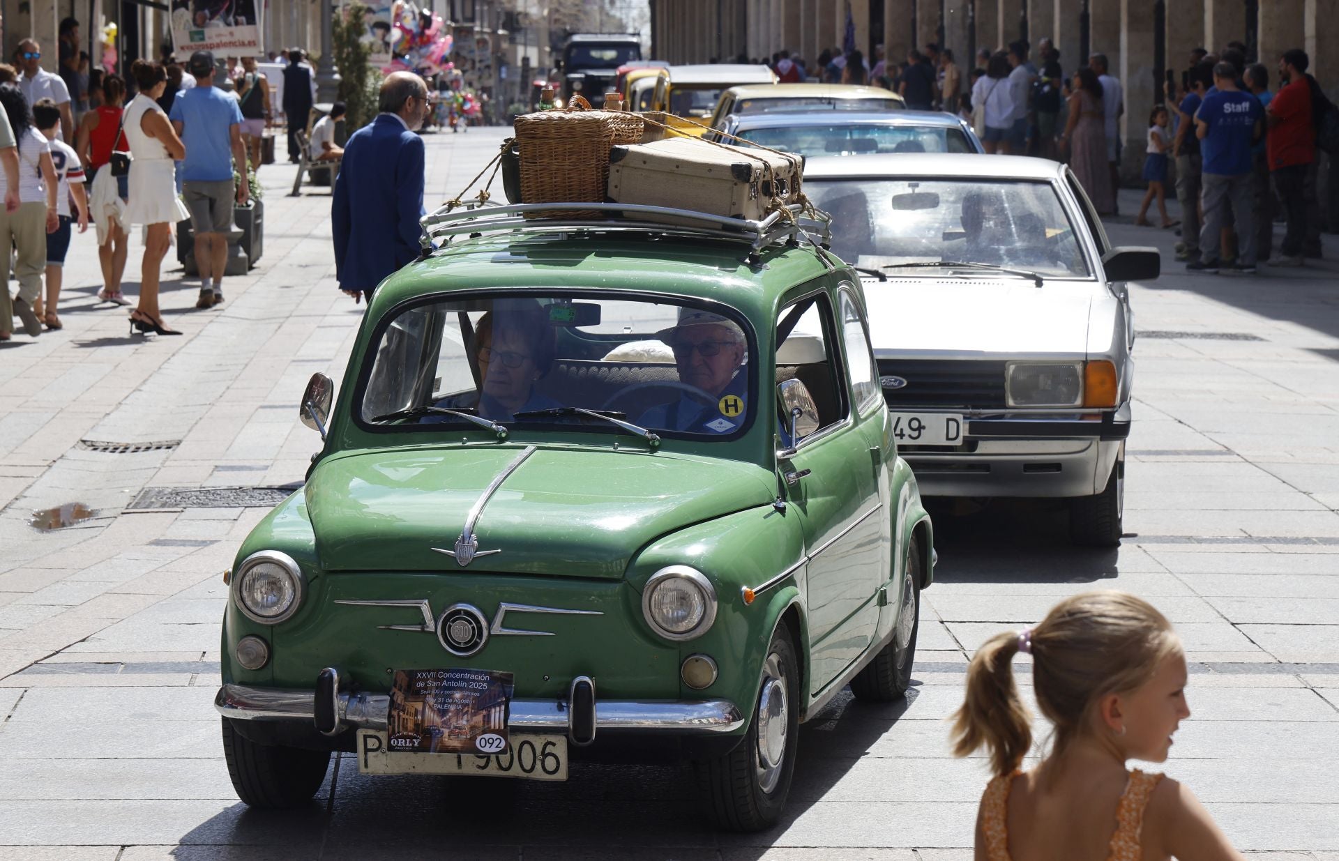 Los coches clásicos inundan las calles de Palencia