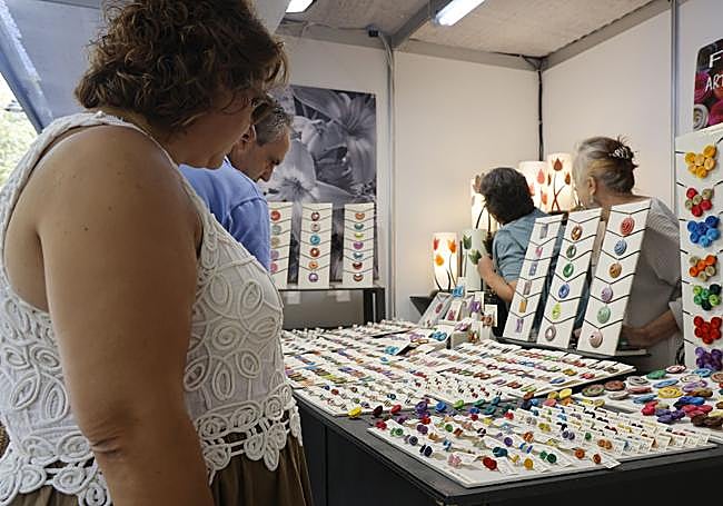 Expositor del taller Fivi, que trabaja la artesanía en papel.