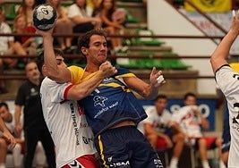 Pisonero, sujetado por un defensor del Viveros Herol Nava.