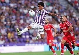 Ponceau pincha un balón en el aire.