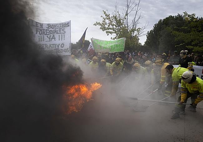 Protesta en demanda de la reforma del operativo de extinción, tras los incendios de este mes de agosto, a la puerta de las Cortes.