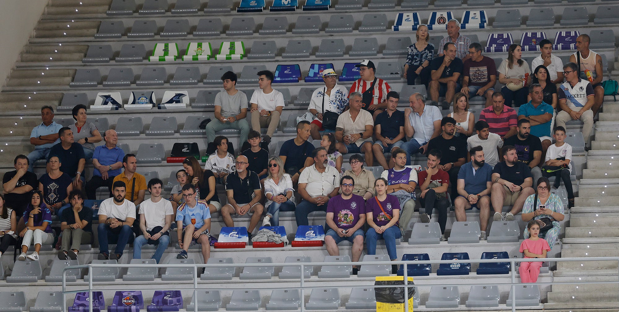 Búscate en las gradas del Super Agropal Palencia - Sporting Clube Portugal