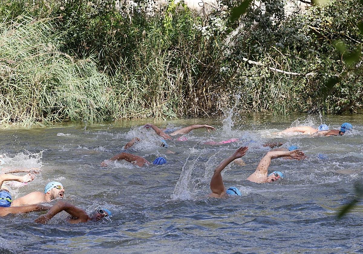 Raúl González e Irene Carlón reinan en las aguas del Carrión