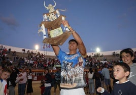 El triunfador del concurso, Diego Calores, alza el trofeo.