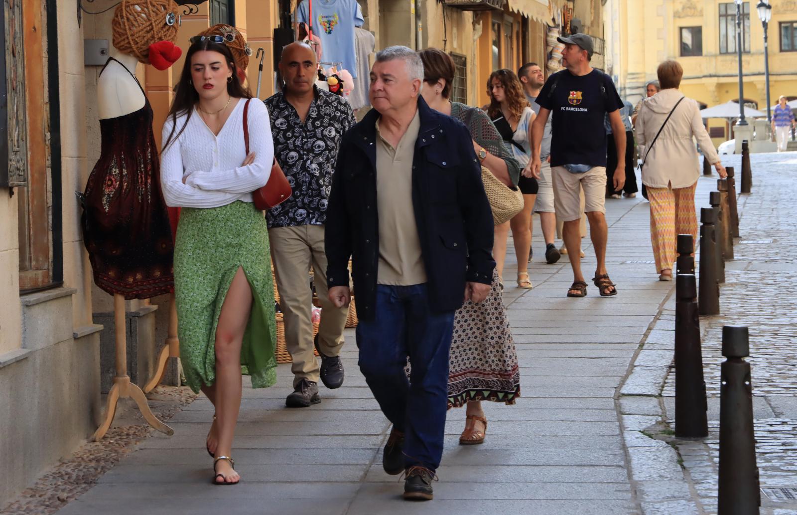 Ropa de abrigo entre los transeúntes de Segovia, el pasado jueves.
