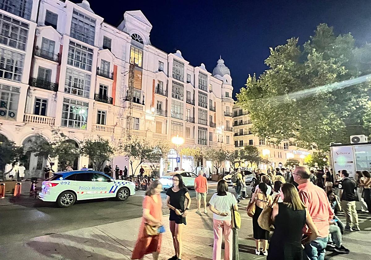 Decenas de curiosos miran la intervención de la Policía, con los jóvenes colocados a la altura del portal de la Casa Mantilla.