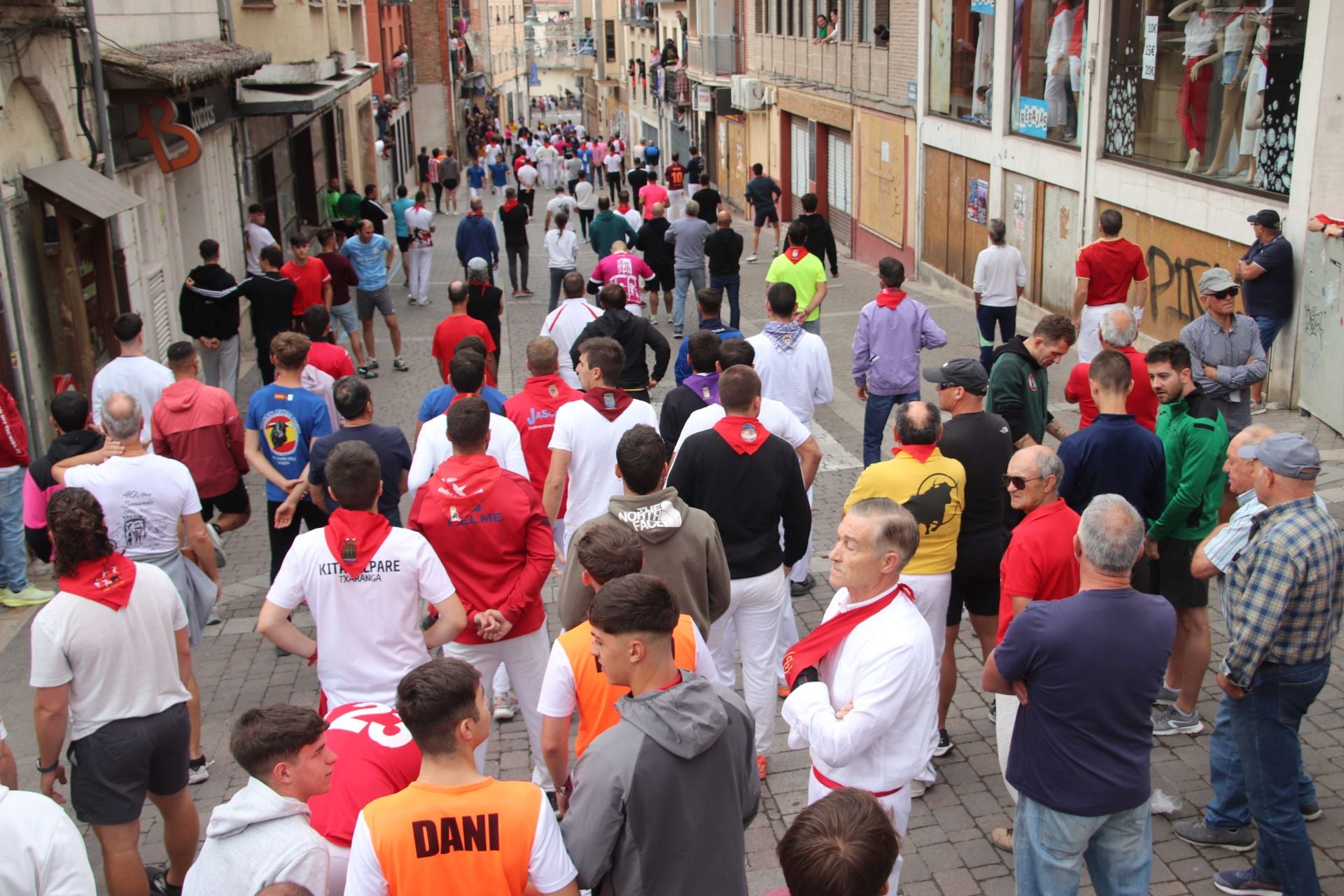 Fotos del ambiente en Cuéllar durante el primero de sus encierros
