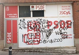 Pintadas nazis, homófobas, racistas y contra Pedro Sánchez en la sede del PSOE en Arenas de San Pedro