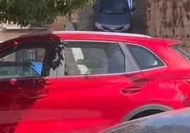 Un coche baja por las escaleras de la iglesia de Gumiel de Izán, en Burgos.