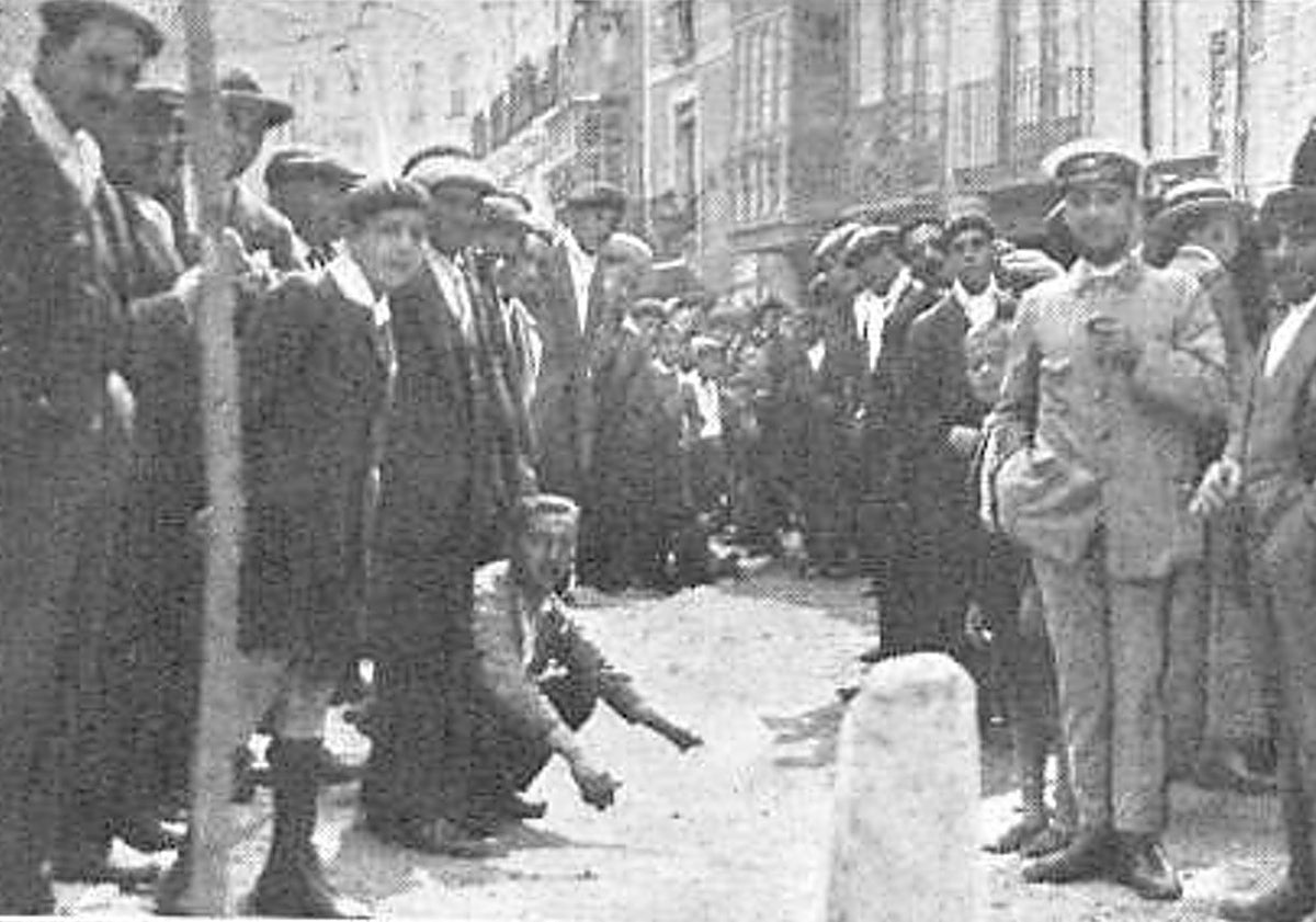 Imagen principal - Arriba, vallisoletanos haciendo cola para comprar entradas para los toros en las ferias de 1925. Abajo, extracto de un capítulo de la novela de Sánchez Mejías publicado en El Norte de Castilla y cartel de la primera feria de vehículos de ocasión.