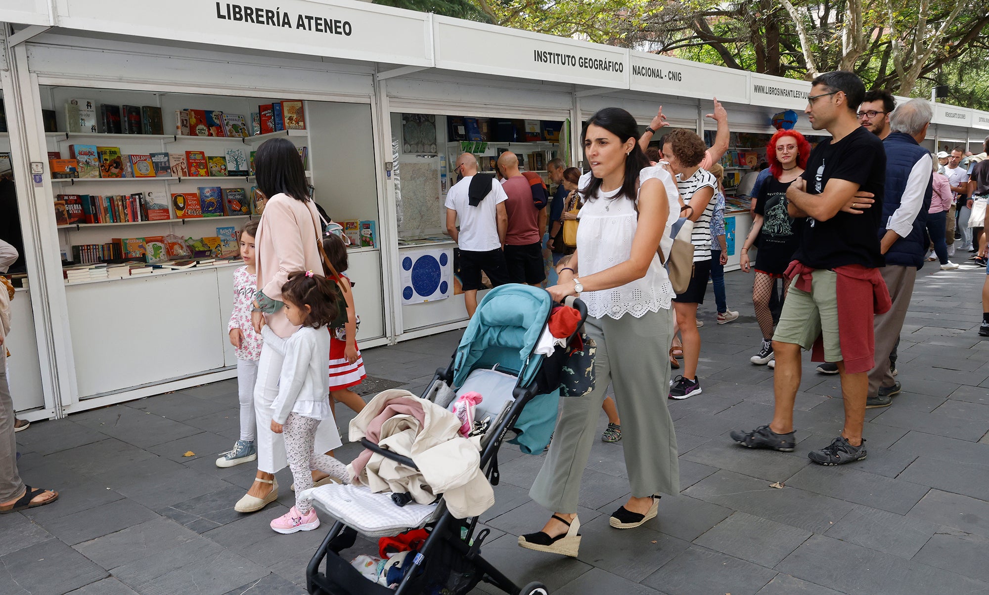 La Feria del Libro llena el Salón de literatura e historias