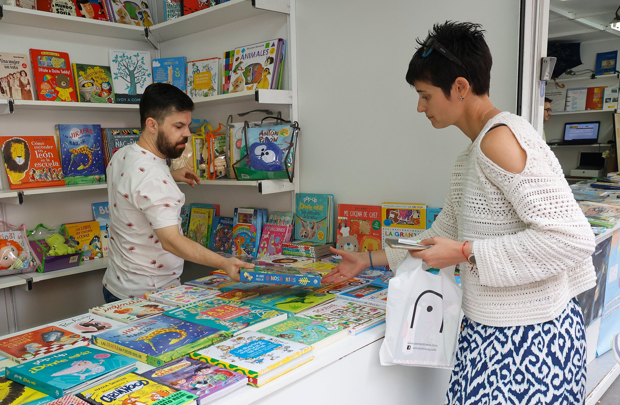 La Feria del Libro llena el Salón de literatura e historias