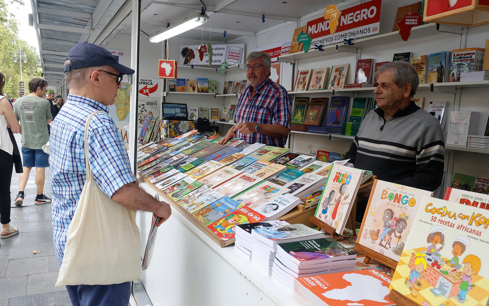 La Feria del Libro llena el Salón de literatura e historias