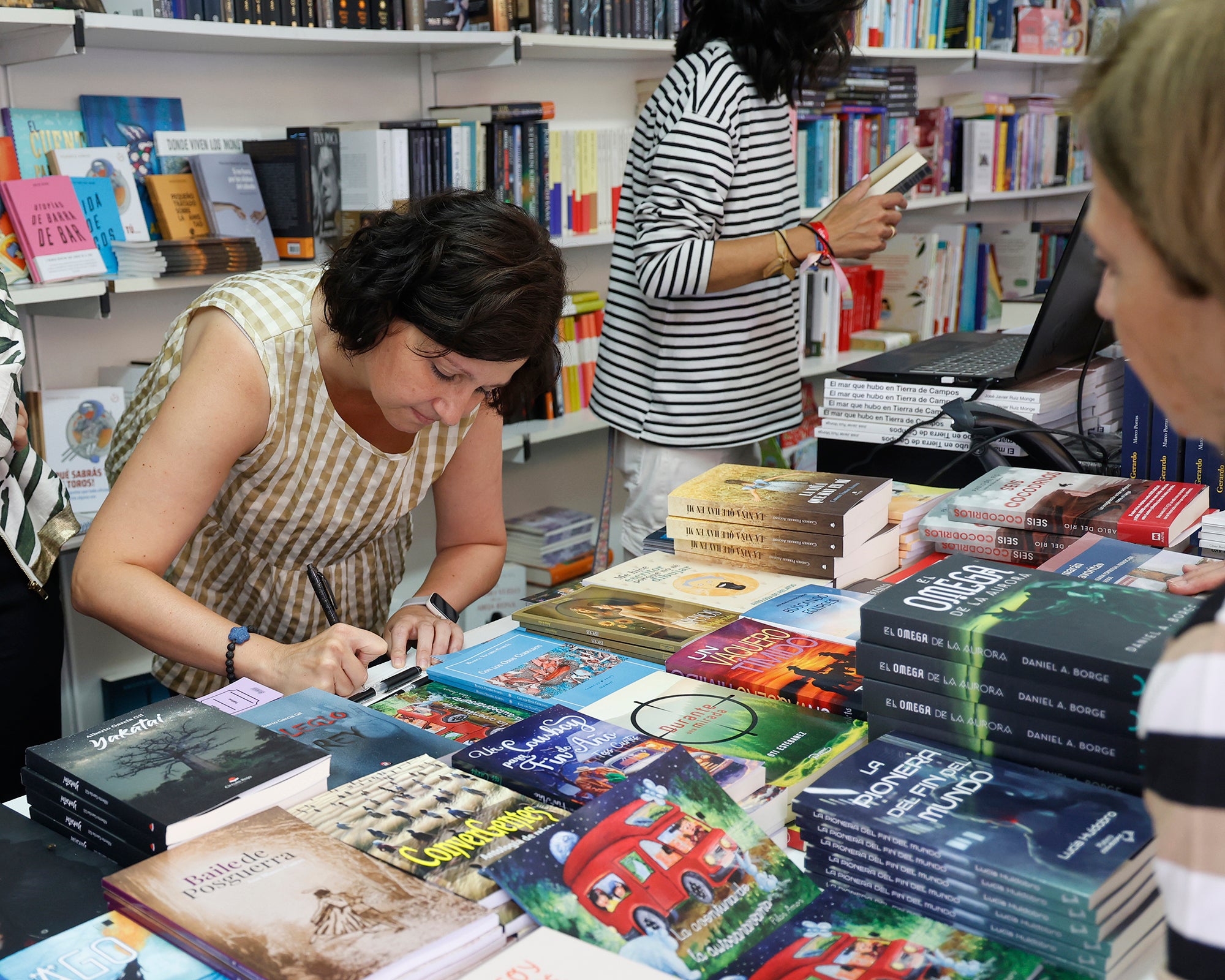 La Feria del Libro llena el Salón de literatura e historias