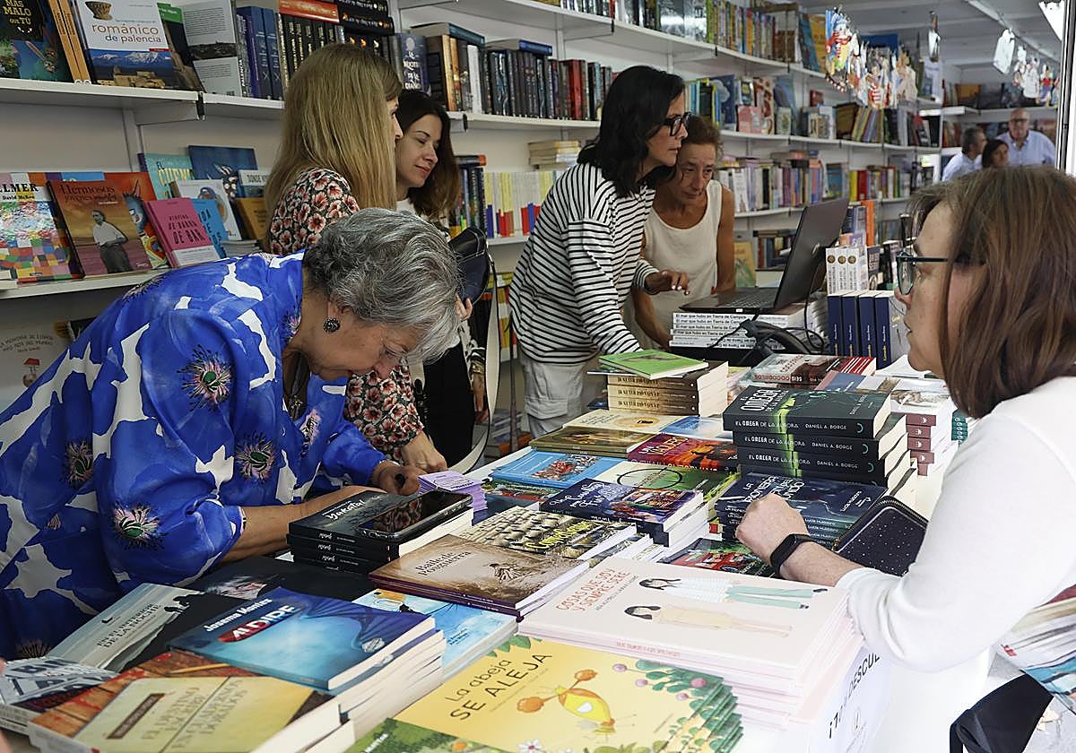 Autoras palentinas, en el espacio de escritores locales de la Feria del Libro.