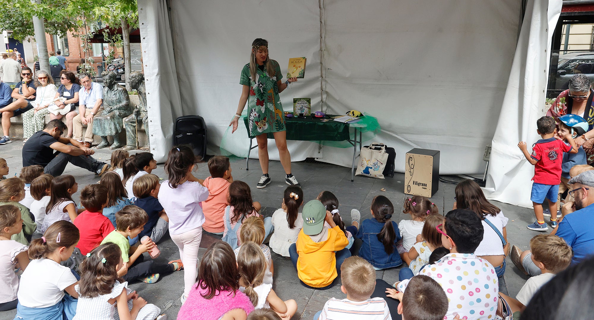 La Feria del Libro llena el Salón de literatura e historias