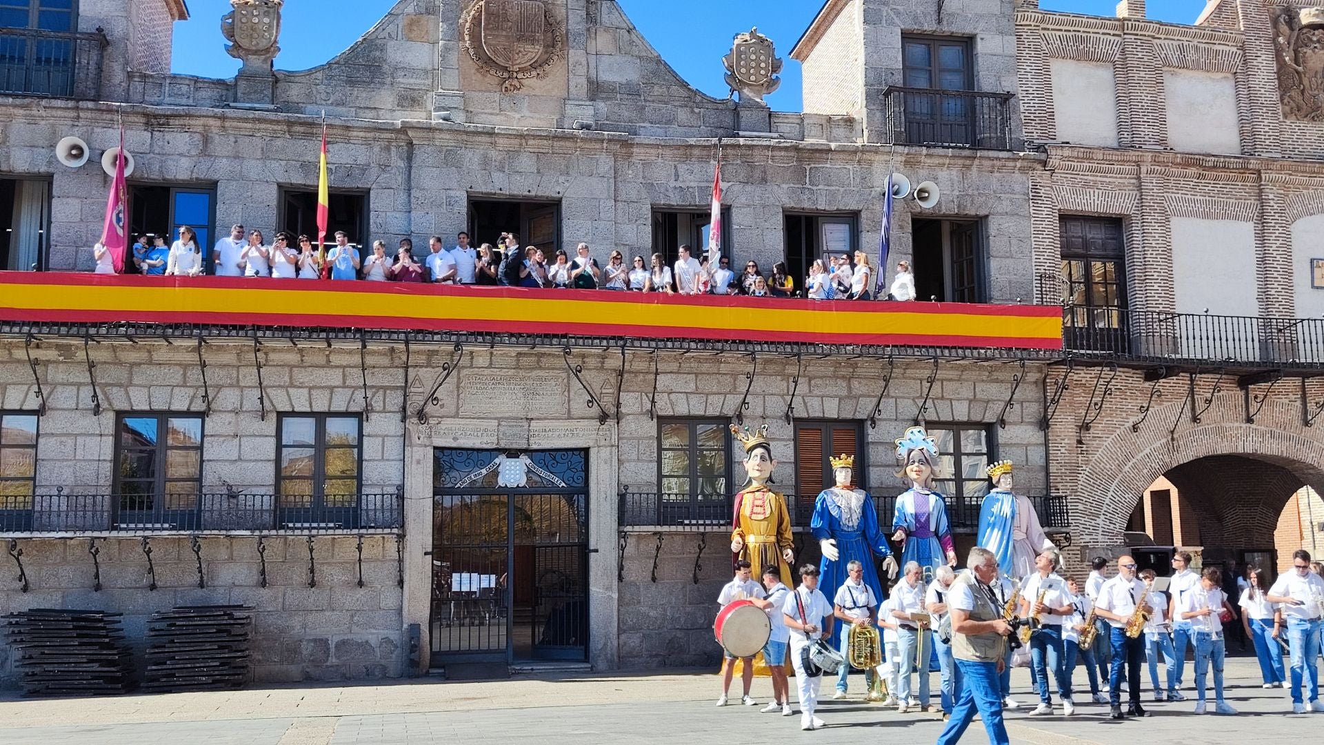 Las imágenes de la colocación de la bandera en Medina del Campo