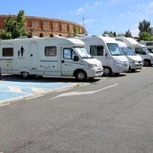 Autocaravanas en el entorno de la plaza de toros de Segovia.
