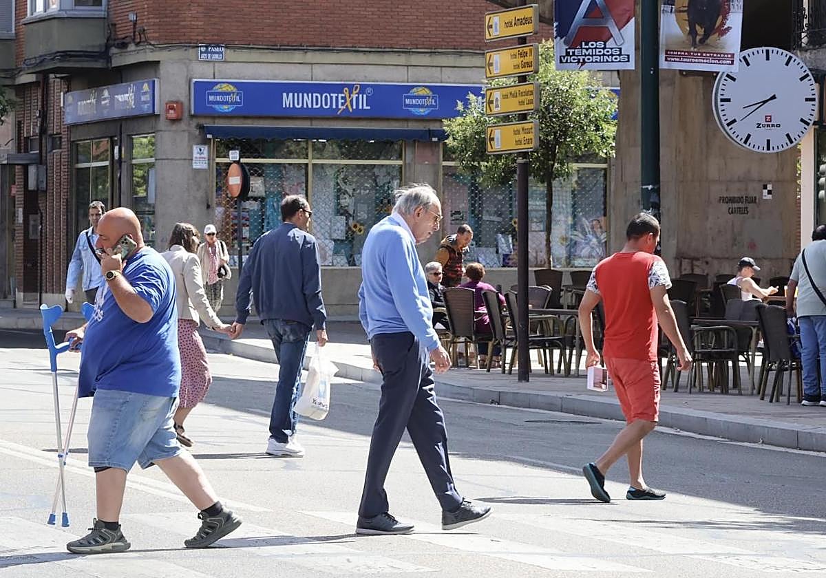 Peatones en la calle Puente Colgante, este lunes al mediodía.