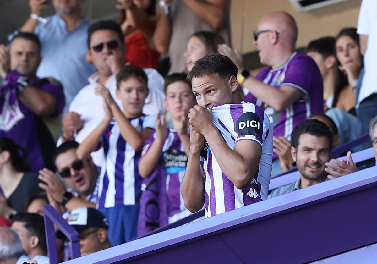 Mathis Lachuer besa el escudo del Real Valladolid durante su presentación por sorpresa en el estadio.