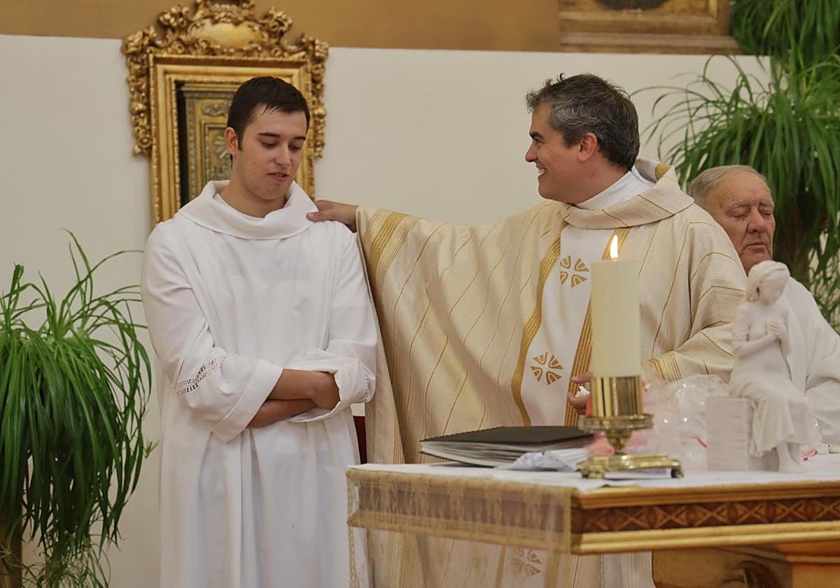 Imagen principal - Tres momentos de la despedida del párroco, en la que también intervino el expresidente de la Diputación y exdelegado del Gobierno, Ramiro Ruiz Medrano, que fue alcalde de Renedo.