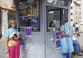 Elena Verdeja, dentro del punto de información que Amudis instaló el lunes en la Plaza Mayor.