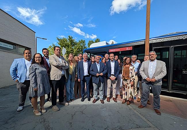 Autoridades asistentes al acto de presentación