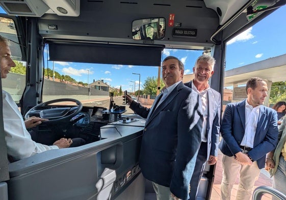 El consejero de Movilidad y Transformación Digital, José Luis Sanz Merino, prueba la tarjeta Buscyl acompañado del alcalde de Arroyo de la Encomienda, Sarbelio Fernández, y del presidente de la Diputación, Conrado Íscar.