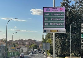 Panel muestra la calidad del aire en la carretera de San Rafael, en Segovia capital.