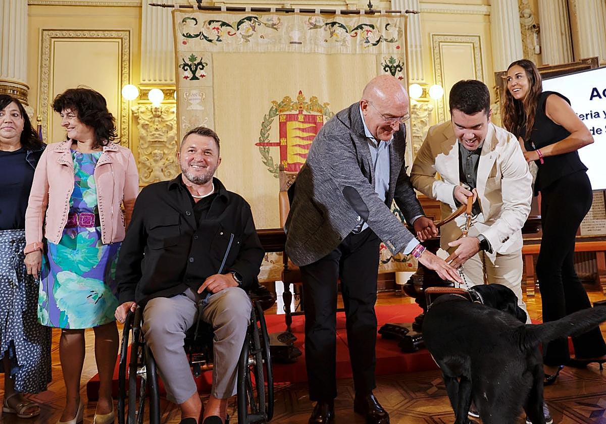 Carnero, durante la presentación de las medidas de accesibilidad, junto con los representantes de diferentes entidades.