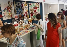 Puestos de la Feria de Artesanía, ayer durante la segunda jornada del mercado en el parque del Salón.