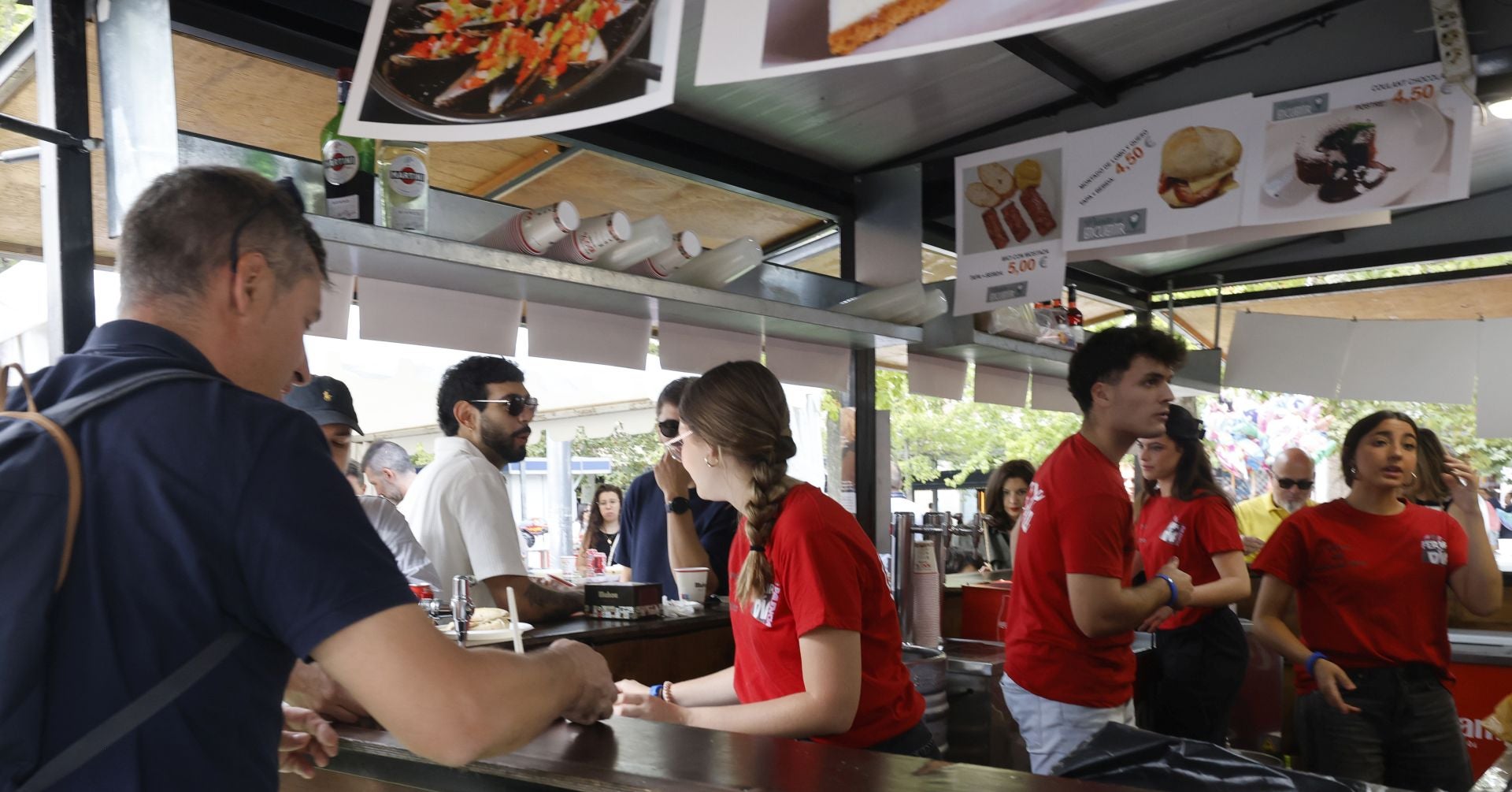 La oferta gastronómica de San Antolín llena las calles de gente