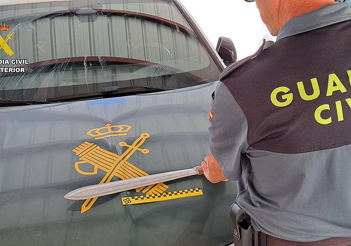 Machete incautado en Villalobón.