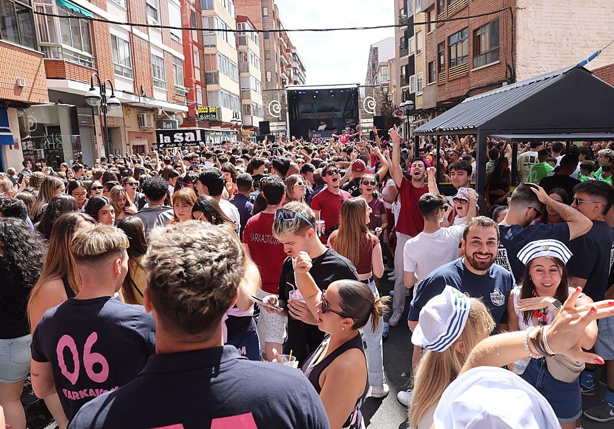Cientos de medinenses durante la primera jornada de las fiestas de San Antolín.