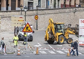 Las máquinas ya trabajan en la obra del paseo de Santo Domingo.