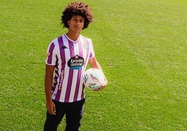 Federico, con la blanquivioleta pisando el césped de Zorrilla.