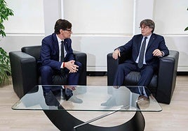 Salvador Illa durante su reunión con Carles Puigdemont.