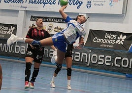 Monteaguado, una de las destacadas en el debut en Lanzarote, culmina una acción ofensiva.