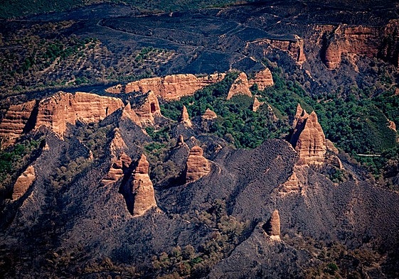 Las Médulas, en el Bierzo, a vista de pájaro tras los incendios.