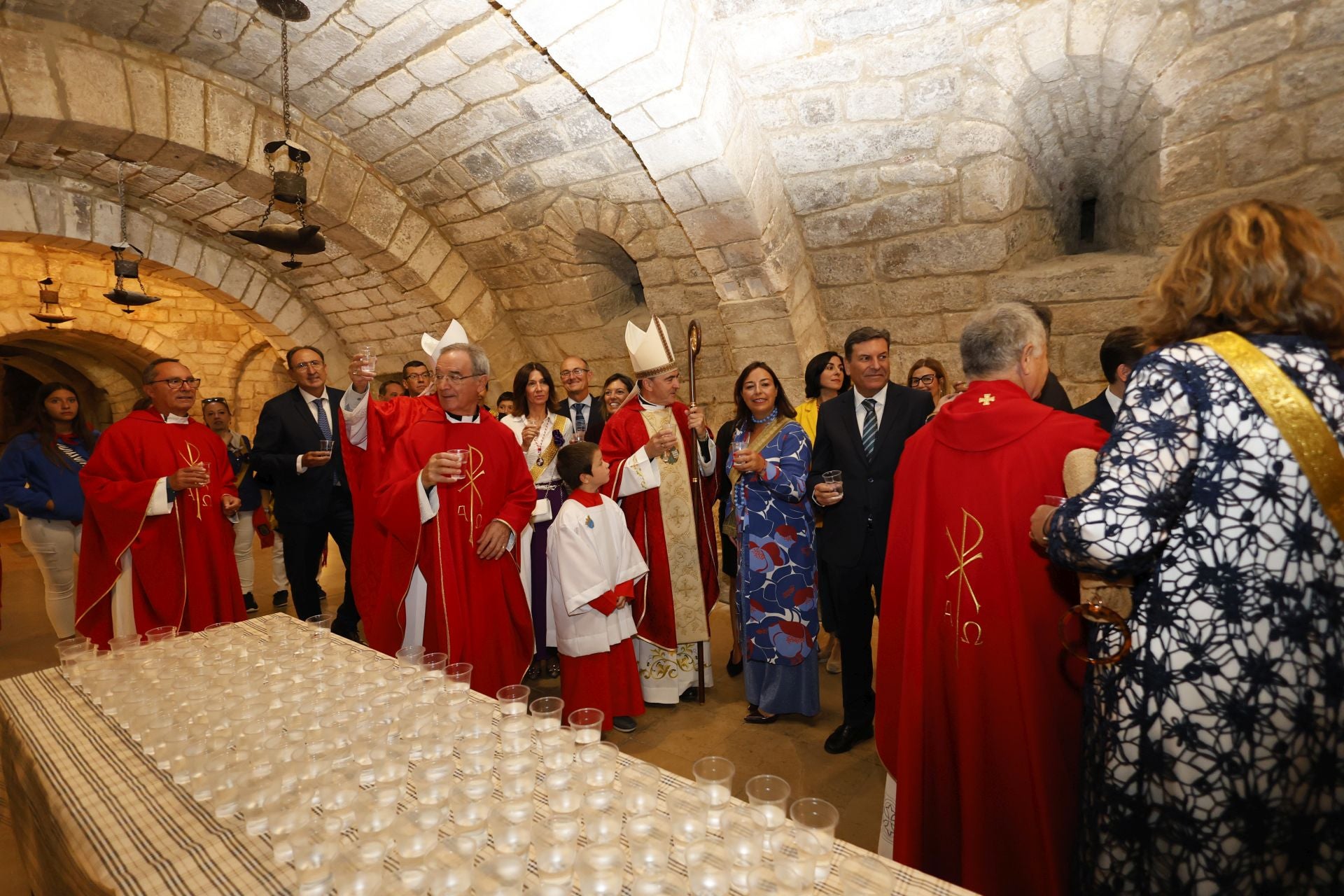 Largas colas para bajar a por el agua bendita a la cripta de San Antolín