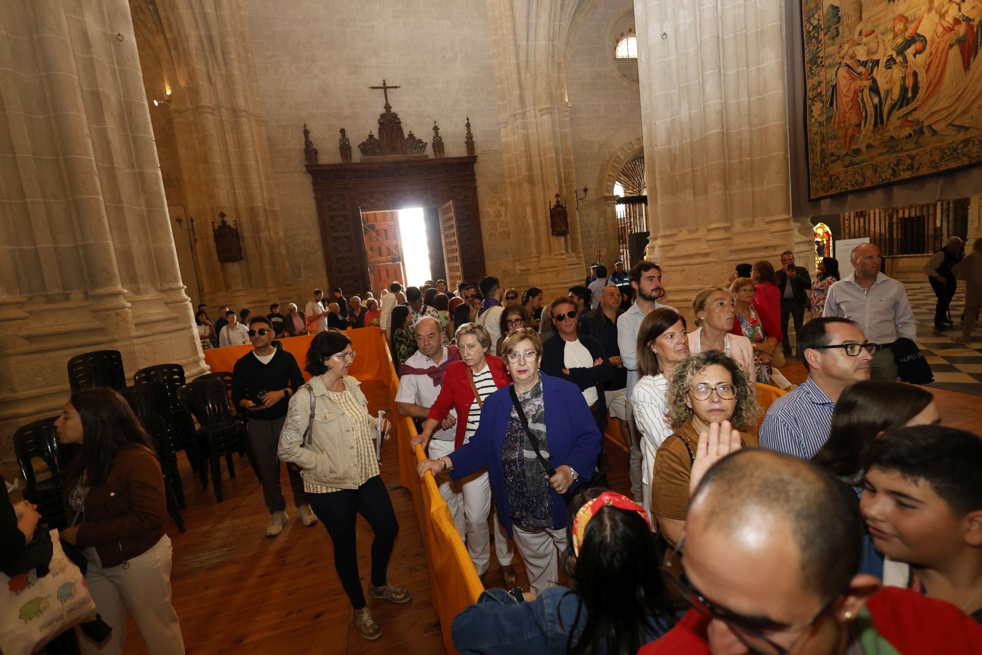 Largas colas para bajar a por el agua bendita a la cripta de San Antolín